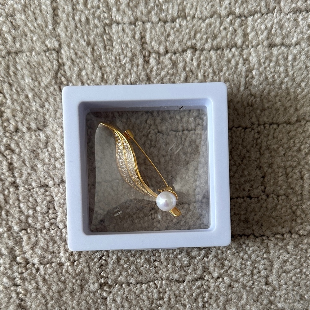Elegant Gold Leaf Brooch with Pearl Accent